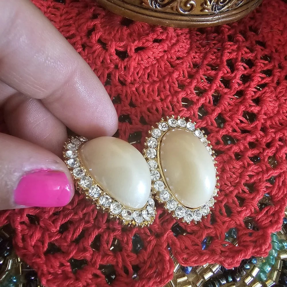 Vintage Clip Back Elegant Gold and Cream Earrings - Picture 3 of 8